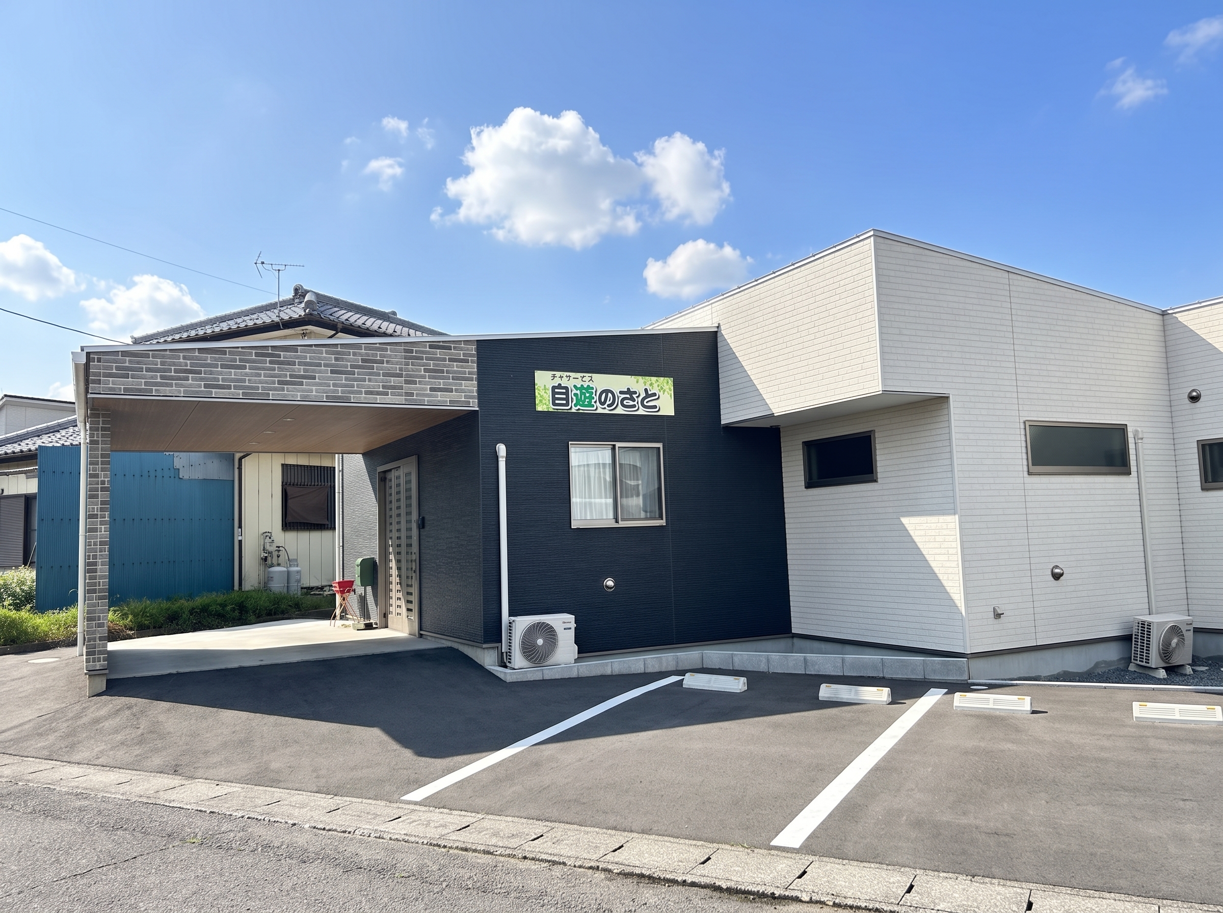 施設外観と駐車場