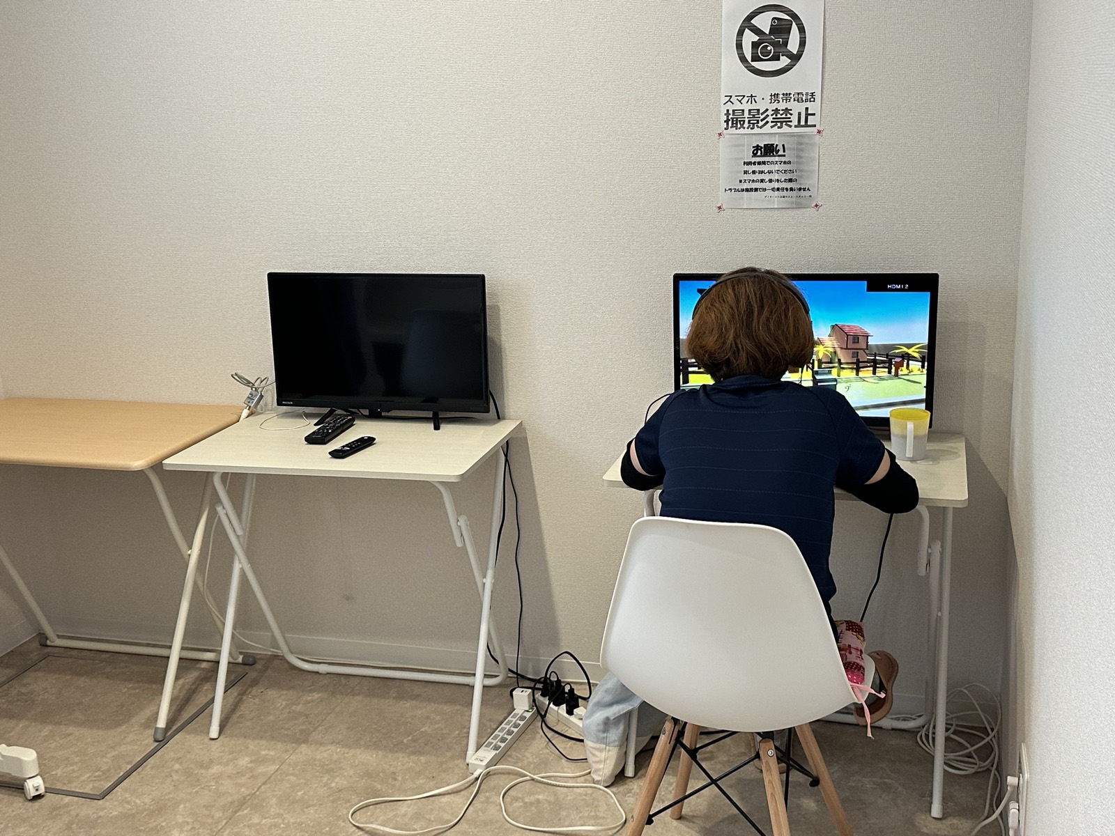 テレビゲームを楽しむ様子